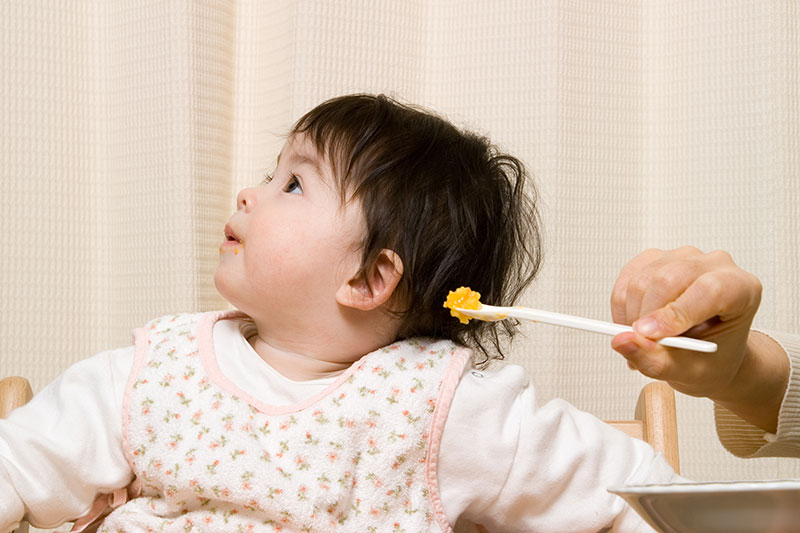 Cómo lidiar con los problemas de alimentación comunes en los bebés y niños pequeños