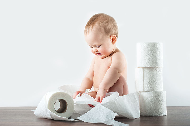 bebe pequeno jugando con rollos de papel higienico