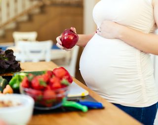 embarazada prepara una comida saludable